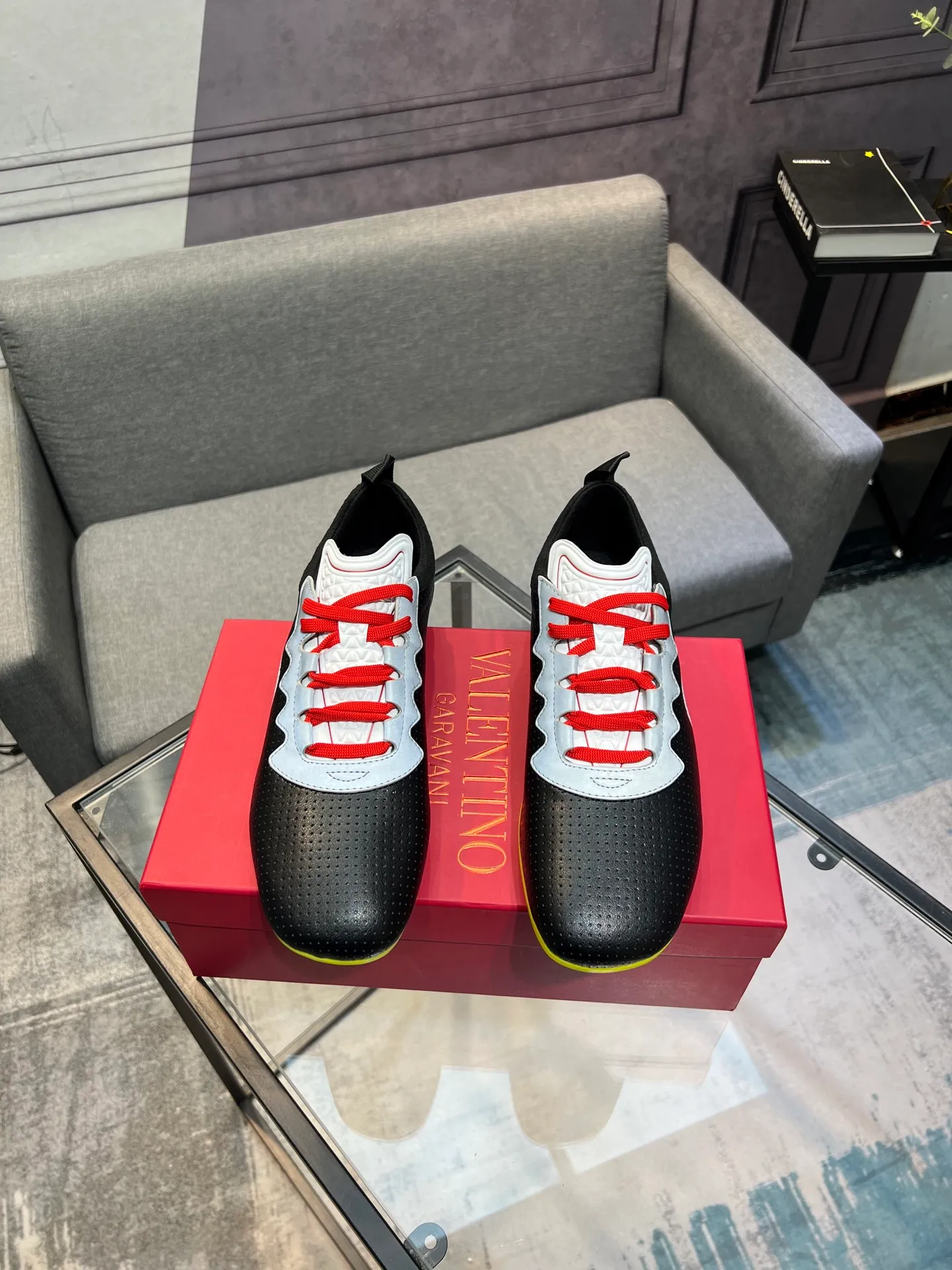 Men's Men's Shoes 💰580 VALENTINO 2025 Valentino's latest spring sneakers! RUNBOOT is lightweight, comfortable and full of leisure. The multi-functional design integrates basketball shoes, running shoes, and fashionable sneakers into one, creating a cool couple outfit. It is a fashionable sneaker sought after by many fashion stars. 👍Original 1:1 customized fabric eyelet lambskin with delicate, soft and comfortable feel. The second series is technical fabric 👍Super soft suede special lining inside 👍Outsole TP U material 👍Full set of original counter packaging! ! Popular items are being shipped 👍Fully high-end production, perfect reproduction. Size: 35-41. Male 38-46 (couple style). Standard leather shoe size (female 41, male 45, 46 customized)